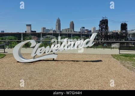 CLEVELAND, OH -23 Giu 2019- Vista del Cleveland segno davanti dello skyline di Cleveland, Ohio sulla riva del Lago Erie. Foto Stock