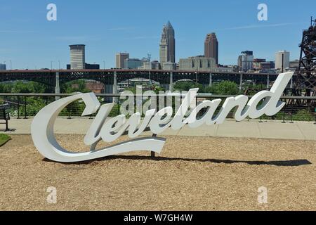 CLEVELAND, OH -23 Giu 2019- Vista del Cleveland segno davanti dello skyline di Cleveland, Ohio sulla riva del Lago Erie. Foto Stock