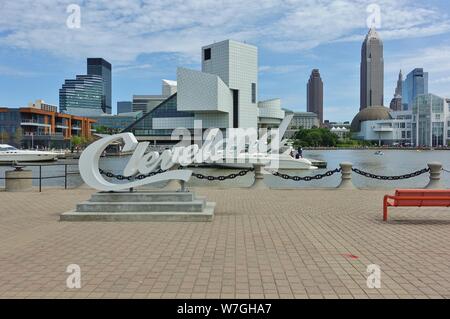 CLEVELAND, OH -23 Giu 2019- Vista del Cleveland segno davanti dello skyline di Cleveland, Ohio sulla riva del Lago Erie. Foto Stock