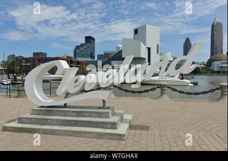 CLEVELAND, OH -23 Giu 2019- Vista del Cleveland segno davanti dello skyline di Cleveland, Ohio sulla riva del Lago Erie. Foto Stock