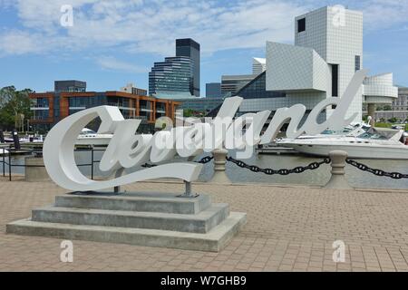 CLEVELAND, OH -23 Giu 2019- Vista del Cleveland segno davanti dello skyline di Cleveland, Ohio sulla riva del Lago Erie. Foto Stock