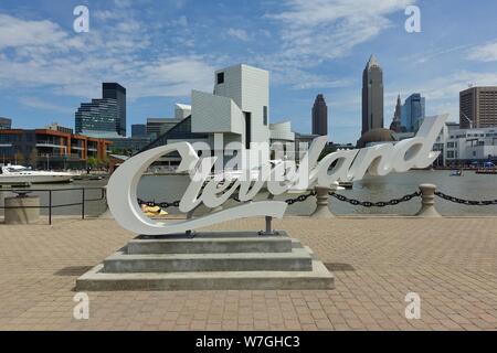 CLEVELAND, OH -23 Giu 2019- Vista del Cleveland segno davanti dello skyline di Cleveland, Ohio sulla riva del Lago Erie. Foto Stock