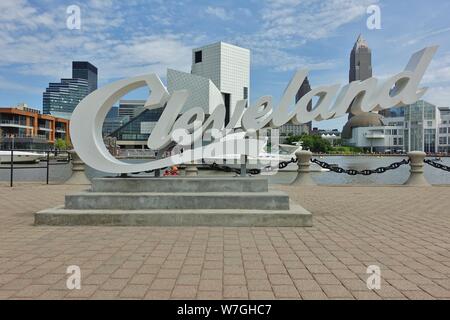 CLEVELAND, OH -23 Giu 2019- Vista del Cleveland segno davanti dello skyline di Cleveland, Ohio sulla riva del Lago Erie. Foto Stock