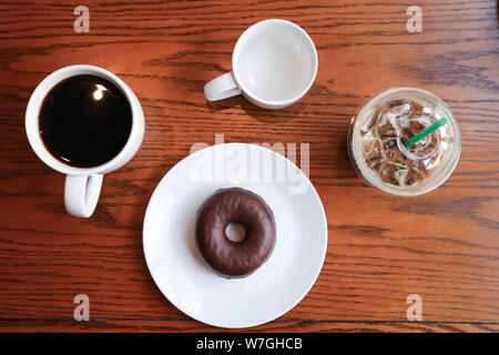 Caffè caldo o americano e iced mocha ,caffè e ciambelle Foto Stock
