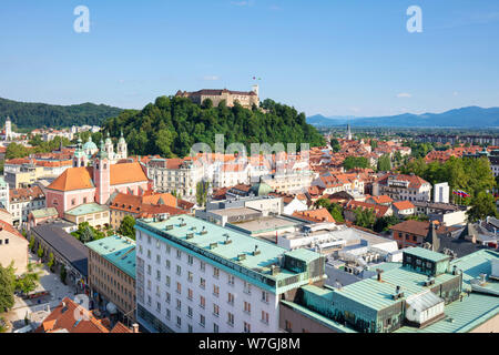 Lo skyline di Ljubljana Ljubljana vista dello skyline della citta' castello di Ljubljana vista dal Nebotičnik o edificio grattacielo Ljubljana Slovenia eu Europe Foto Stock