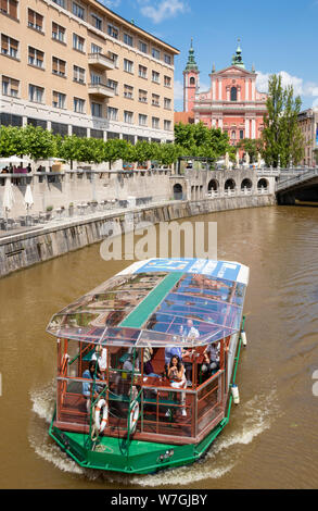 Fiume Ljubljanica Tour crociera in barca attraverso il centro di lubiana dopo il passaggio sotto il ponte di tripla city center Ljubljana Slovenia EU Europe Foto Stock