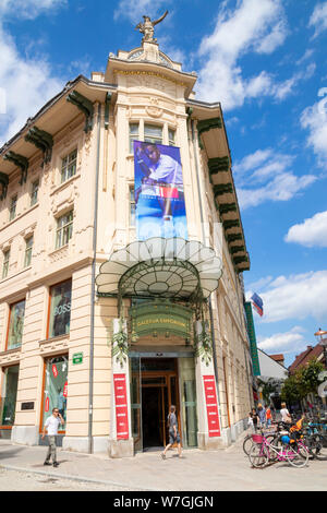 Parte anteriore della porta d'ingresso dell'edificio Art Nouveau il famoso emporio Gallery Galerija Emporium Preseren square Ljubljana Slovenia eu Europe Foto Stock
