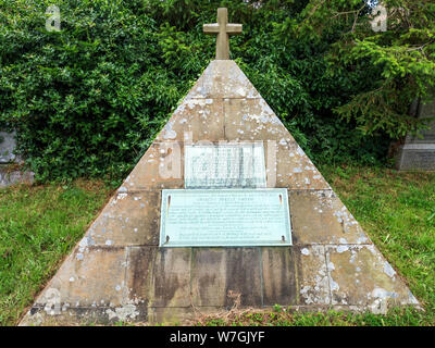 Oggetto contrassegnato per la rimozione definitiva per Charles Piazzi Smyth in St Johns sagrato a Sharow vicino a Ripon North Yorkshire, Inghilterra Foto Stock