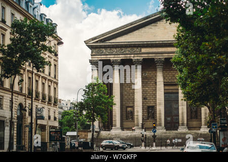 La chiesa de La Madeleine di Parigi, Francia. Vista dalla Rue Royale street Foto Stock