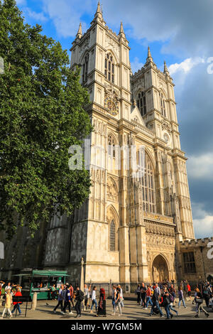 Abbazia di Westminster esterno, gente che passeggia, vista frontale, London, Regno Unito Foto Stock