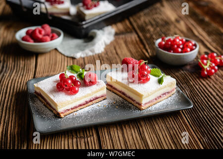 Deliziosi dessert, linzer cagliata barre con ribes rosso e confettura di lamponi il riempimento Foto Stock