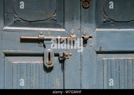 Vecchio Blu in legno porta di ingresso con raccordi di ferro per motivi di la tomba di Humayun, Delhi, India Foto Stock