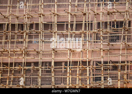 Impalcature di bambù su un muro di casa di Varanasi, India Foto Stock