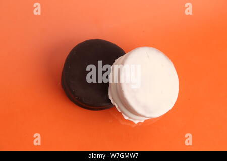 Torte al cioccolato e dulce de leche, tipici in Argentina. chiamato Alfajores Foto Stock