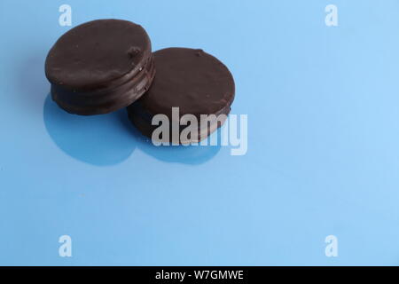 Torte al cioccolato e dulce de leche, tipici in Argentina. chiamato Alfajores Foto Stock