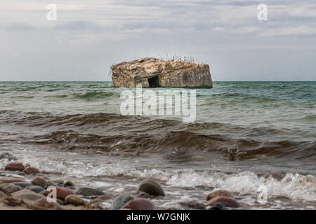 Vecchio bunker tedesco è stato risciacquato in mare sulle scogliere della costa baltica Foto Stock