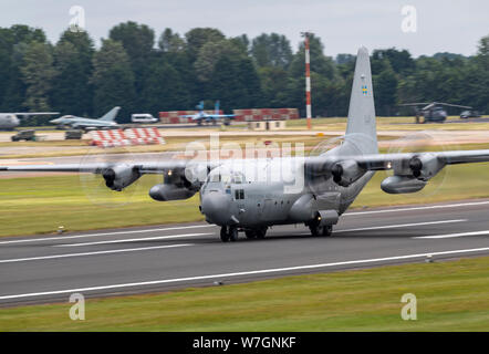 C-130H Hercules 848, svedese della Air Force decollare al Royal International Air Tattoo 2019 Foto Stock