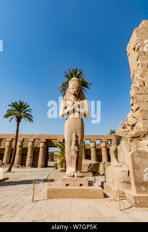 Statua di Ramses il Grande (Ramses II) nel Tempio di Karnak Luxor Egitto Foto Stock