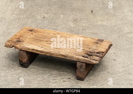 Outdoor molto bassa sedia realizzata dal vecchio di legno Foto Stock