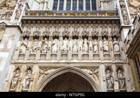 Dieci statue di moderni martiri: i cristiani che hanno dato la loro vita per le loro credenze, sopra la grande porta occidentale di Westminster Abbey, il London SW1 Foto Stock