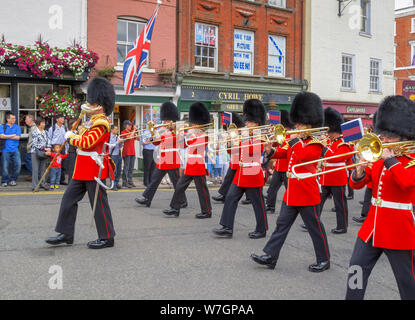 I soldati delle truppe di uso domestico marzo attraverso il centro della città durante la fase di cambio il castello della guardia, Windsor, Berkshire, Regno Unito Foto Stock