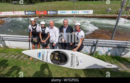 Augsburg, Germania. 06 Ago, 2019. Joachim Herrmann (seconda da destra, CSU), il ministro degli Interni della Baviera, visite la base federale per whitewater e canoa nella zona di Augusta. Accanto a lui sono i canoisti Leo Bolg (l), Franziska Hanke (secondo da sinistra), Armin Nebel (M), seminario leader per il top sport 'Sommer' e Sideris Tasiadis (r). La visita ha avuto luogo come parte di un viaggio per la stampa Credito: Pietro Kneffel/dpa/Alamy Live News Foto Stock