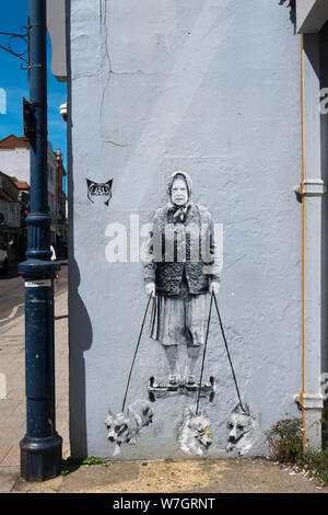 "Mi vedono Rollin' da Catman, graffiti della regina su un segway con tre Corgis su un muro esterno stivali in whitstable kent, Regno Unito Foto Stock