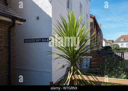 Squeeze Gut vicolo, un passaggio stretto in whitstable kent, Regno Unito Foto Stock