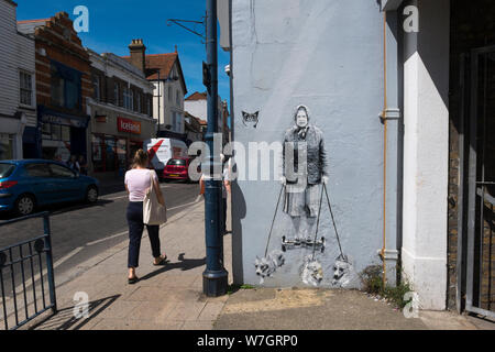 "Mi vedono Rollin' da Catman, graffiti della regina su un segway con tre Corgis su un muro esterno stivali in whitstable kent, Regno Unito Foto Stock