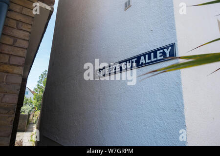 Squeeze Gut vicolo, un passaggio stretto in whitstable kent, Regno Unito Foto Stock