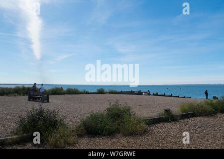 Pennelli lungo la spiaggia a Whitstable, Kent, Regno Unito Foto Stock