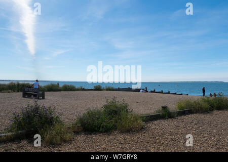 Pennelli lungo la spiaggia a Whitstable, Kent, Regno Unito Foto Stock