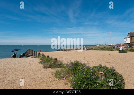 Pennelli lungo la spiaggia a Whitstable, Kent, Regno Unito Foto Stock