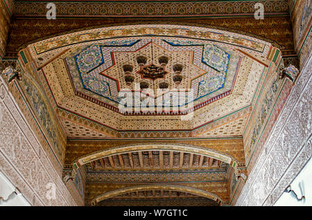 Soffitto in legno intagliato e dipinto a mano. Palazzo Bahia, Marrakech. Foto Stock