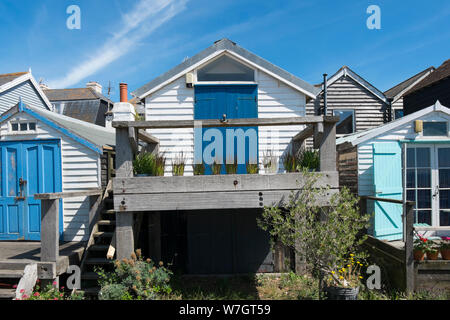 Weatherboard tradizionali case e capanne lungo la spiaggia a Whitstable, Kent, Regno Unito Foto Stock