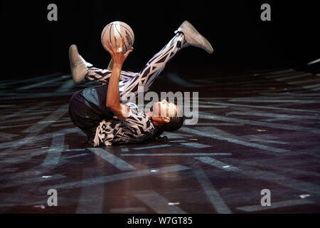 Edimburgo, Scozia. Regno Unito. 6rd Agosto 2019. Premere il tasto di chiamata ISH Danza elementi collettivi di Freestyle parte di Edinburgh Fringe Festival 2019. Il credito Andrew Eaton/Alamy Live News. Foto Stock