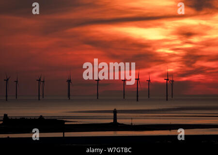 Guardando oltre il fiume Mersey al tramonto verso Burbo Bank Centrali eoliche offshore in Liverpool Bay presi dall'alto in Everton Park Foto Stock