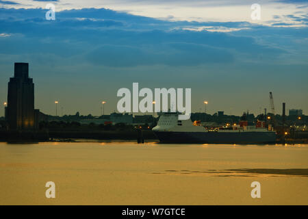 Stena Forecaster Belfast a Liverpool il trasporto di merci e passeggeri traghetto ormeggiato a Birkenhead sul fiume Mersey al crepuscolo Foto Stock