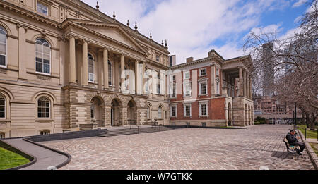 Osgoode Hall è un edificio storico nel centro di Toronto, Ontario, Canada. L'originale ​2 1⁄2 piani di costruzione fu iniziata nel 1829 e terminata nel 1832 Foto Stock