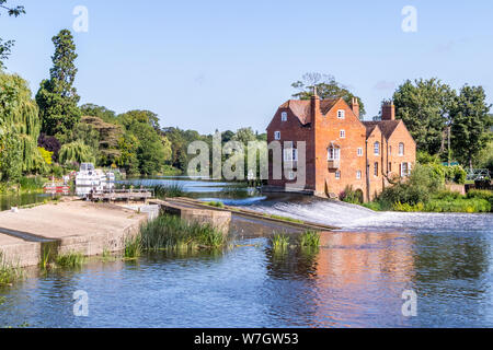 Sole di mattina sul mulino Cropthorne accanto al fiume Avon a Fladbury, WORCESTERSHIRE REGNO UNITO Foto Stock