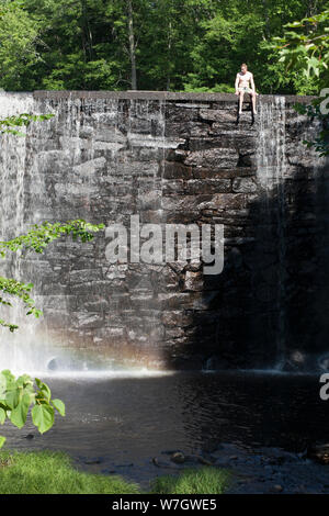 Fuoriuscite di acqua sulla diga a Puffer stagno in Amherst, Massachusetts Foto Stock