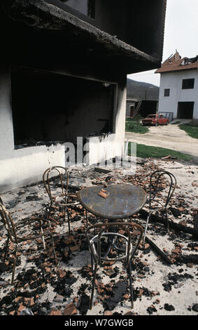Il 26 aprile 1993 la pulizia etnica durante la guerra in Bosnia centrale: un ristorante/caffetteria completamente distrutta da un incendio. Questo è lungo la strada tra Busovača e Medovici, attaccato da HVO (croato-bosniaci forze) dieci giorni prima. Foto Stock