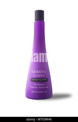 Prodotti cosmetici per la cura dei capelli, la bellezza e la salute, viola bottiglia con un tappo nero isolare su uno sfondo bianco. Foto Stock