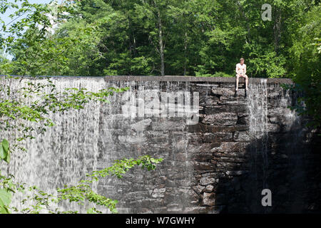 Fuoriuscite di acqua sulla diga a Puffer stagno in Amherst, Massachusetts Foto Stock