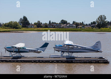 Cessna e DHC-2 Beaver floatplanes a un dock dal Terminal Sud dell'Aeroporto di Vancouver, Canada Foto Stock