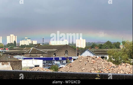 Un arcobaleno piatto sopra bristol, secondo il Met Office è dovuta all'osservatore la posizione e la rifrazione della luce bassa off stratus cloud. Foto Stock