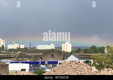 Un arcobaleno piatto sopra bristol, secondo il Met Office è dovuta all'osservatore la posizione e la rifrazione della luce bassa off stratus cloud. Foto Stock