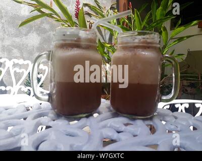 Mochaccino caffè servito a mason jar tazze. Foto Stock