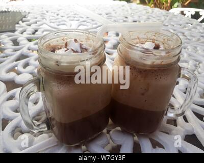 Mochaccino caffè servito a mason jar tazze. Foto Stock