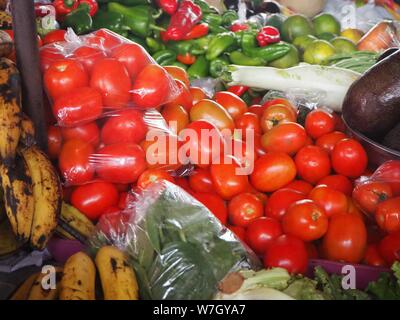 Nicaragua, Leon, Cenrtal America. Mercato con prodotti alimentari, frutta e verdura e merci. Foto Stock